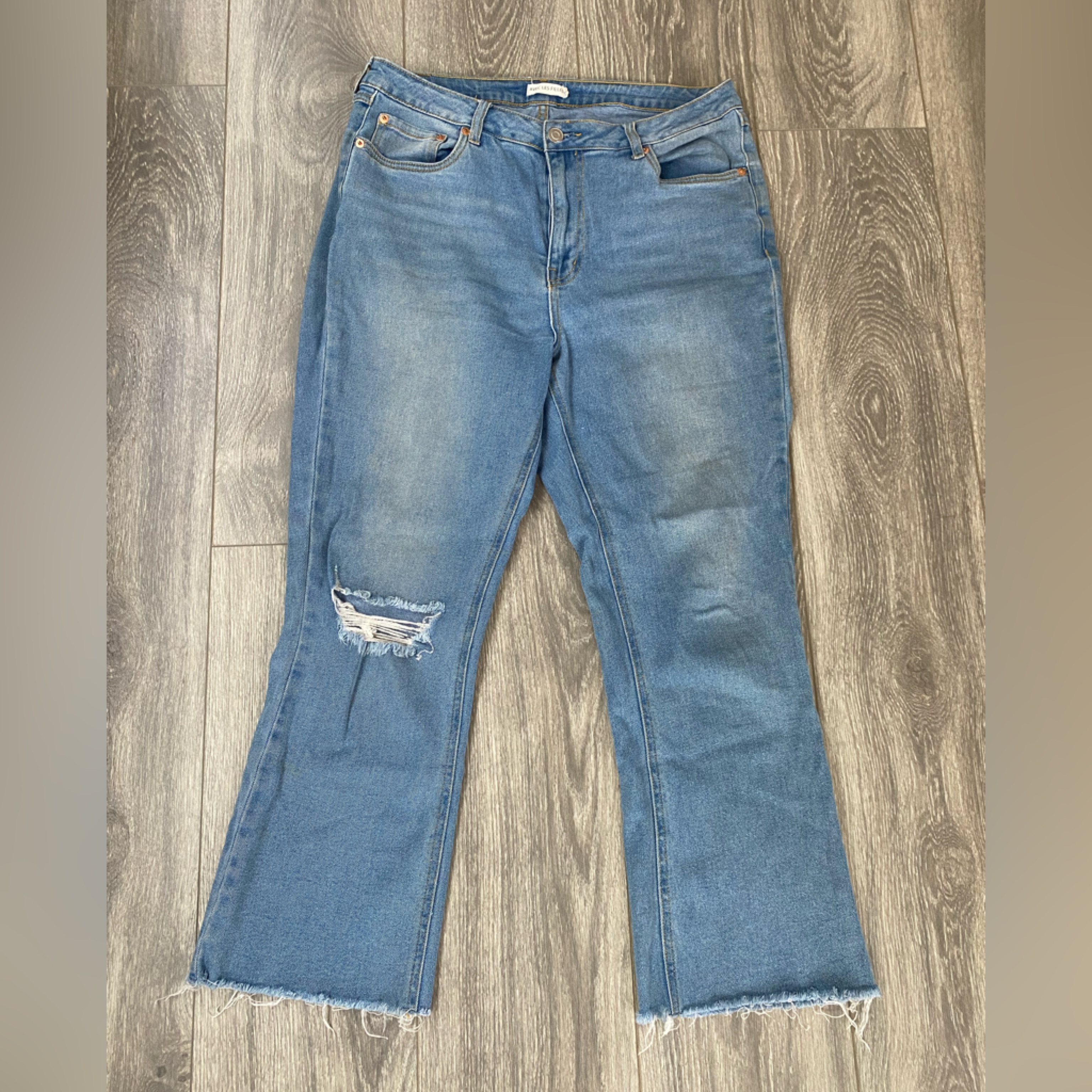 Avec Les Filles - Mid Rise Ankle Cropped Light Wash Distressed Jeans - Size 29